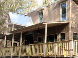 Georgia's Coziest Riverside Retreat: Cabin Adventure in Claxton，位于Claxton的酒店