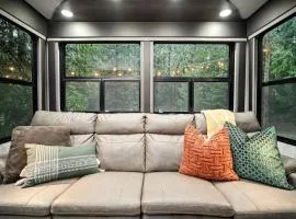 Cozy Caravan Nestled in a Serene Pacific Northwest Forest, Perfect for a Glamping Weekend in Nature