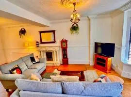Luxury 5-Bed Home in Nicholson, Close to Sheffield City Centre, Jacuzzi, BBQ, Parking & Wi-Fi, Sleeps 10