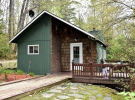 Your Perfect Getaway: Mountain Cabin Retreat with Hot Tub and Fireplace in Lisbon, NH，位于Lisbon的酒店