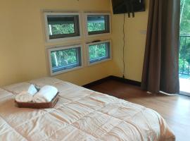 สถานีน้ำหวาน รีสอร์ท น้ำตกอ้ายเขียว，位于洛坤府的酒店