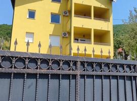 Yellow Vacation House，位于Sarajevo的酒店
