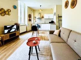 Le Saint Savinien - By 69ALSACELO - Patio Privé - Idéal Couple & Pros - Canapé convertible - Centre Ville - WiFi Fibre - Check-in Autonome - Parking Facile & Gratuit