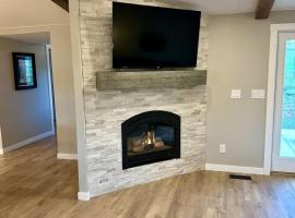 Hier Hideaway - Hot Tub - Fire Pit - King Beds，位于Sedalia的酒店