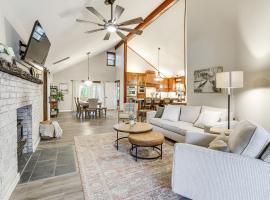 Near Bella Vista Trails and Elk River Family Home!，位于Jane的酒店