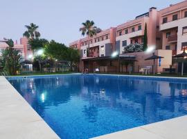 Elegante apartamento con piscina A un paso de Sevilla San Miguel，位于卡马斯的酒店