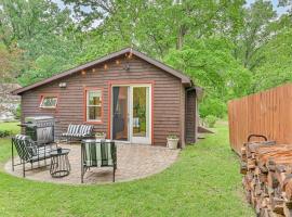 Walk to Kelsey Lake Cassopolis Home with Yard!，位于Cassopolis的酒店
