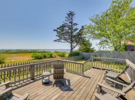 Water-View Beach House in Truro, Great for Groups!，位于特鲁罗的酒店