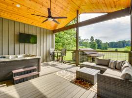 6 Mi to Helen Romantic Georgia Cottage Hideaway!，位于Clarkesville的酒店