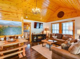 6 Mi to Helen Mtn-View Retreat with Hot Tub!，位于Clarkesville的酒店