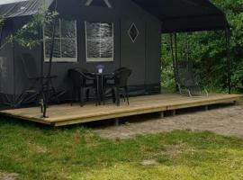 Mooie ruime 4 persoons glampingtent op kleine rustige camping，位于Anna Paulowna的酒店