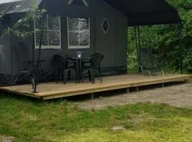 Mooie ruime 4 persoons glampingtent op kleine rustige camping