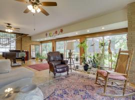 Spacious and Updated Farmhouse in Yellow Springs，位于费尔伯恩的酒店