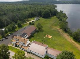 Lake Shore Farm Inn，位于Northwood的酒店