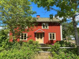 Cosy cabin in the heart of Småland，位于Ör的酒店