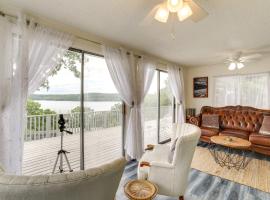Norfork Lake Views Home with Deck in Henderson，位于Henderson的酒店