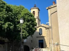 T2 sur la place du village proche Mer et Montpellier