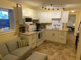 Ravens Nest Cozy Lower One Bedroom Suite