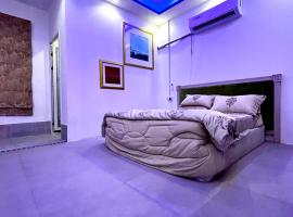 Sunset Desert Safari Luxury Overnight camps，位于Hunaywah的带停车场的酒店