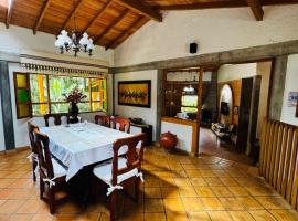 Magical farmhouse near Arví Park，位于Mazo的酒店
