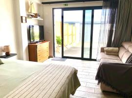 Seacrets Beach House，位于Praia do Almoxarife的自助式住宿