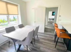 Luxury House Newbridge Kildare - 3 double bedrooms - sleeps 6 - 25 minute train Dublin City Centre，位于纽布里奇的酒店