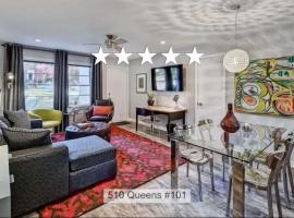 Comfortable and stylish condo near Myers Park，位于夏洛特的酒店