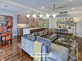 Modern 2BR Condo with Sunroom near Uptown，位于夏洛特的酒店