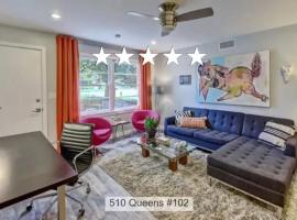 Spacious condo with easy access to Uptown，位于夏洛特的酒店