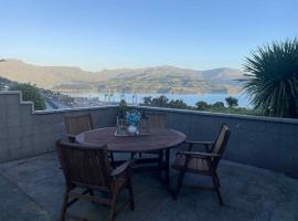 Harbour Views & Hillside Charm，位于 Lyttelton的酒店