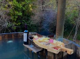 Tinaja de bienvenida - Salto la Placeta-Le Petit Chalet，位于塔尔卡的酒店