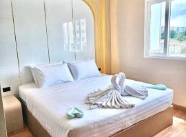 The Moment Hotel，位于Ban Bang Khan的酒店