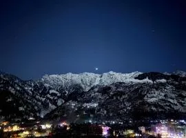Hotel Suraj Inn ,near Hadimba Devi Temple ! Rooftop Restaurant ! Personal Parking