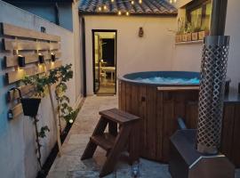 Suite romantique avec jacuzzi privatif，位于皮奥伦克的酒店