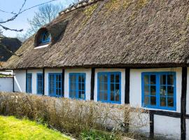 Charming Farmhouse With Room For 8，位于Søllested的酒店