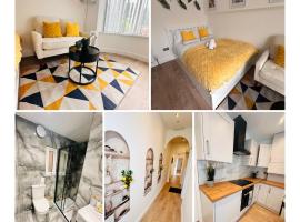 R1 - Newly Renovated Luxury Private Room with Shared Bathroom and with its own Kitchenette in Halesowen，位于黑尔斯欧文的酒店