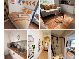 R4 - Luxury fully Self-Contained Studio with Private Bathroom and Kitchen，位于黑尔斯欧文的酒店