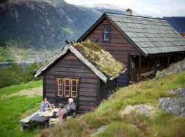 Unique Cabin Between Fjord, Waterfall And Mountain，位于Suldalsosen的酒店