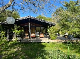 Holiday Home With Wild Garden Near Tisvilde Beach，位于Tisvilde的酒店