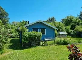 Blåt Sommerhus På Idylliske Askø