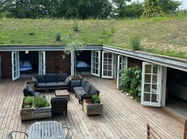 Traditional Viking House Near Rågeleje Beach，位于Græsted的酒店