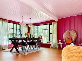 Colorful Summerhouse Close To The Sea，位于马里博的酒店