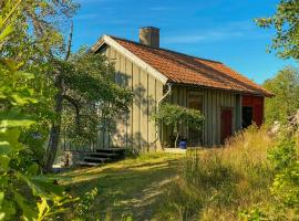 Archipelago Cottage With Private Pier In Tjust，位于Loftahammar的酒店