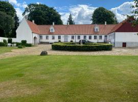 Historic Farm With Church View Near Randers，位于Langå的酒店