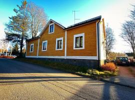 A Lovely House with A Garden in Helsinki，位于Siltamäki的酒店