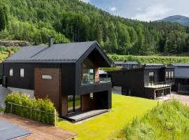 Stunning Lakefront Apartment with Panoramic Views