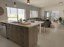Alkimos Beach Family Accommodation，位于Alkimos的酒店