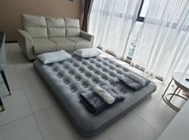 URBAN SUITES JSW STUDIO 3 ROOMS COMMERCIAL CONDO，位于日落洞的酒店