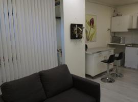 Fresh And Cozy Little House 30km In Täby，位于斯德哥尔摩的酒店