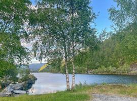 Awesome Home In Sævareid With Lake View，位于Sævareid的酒店